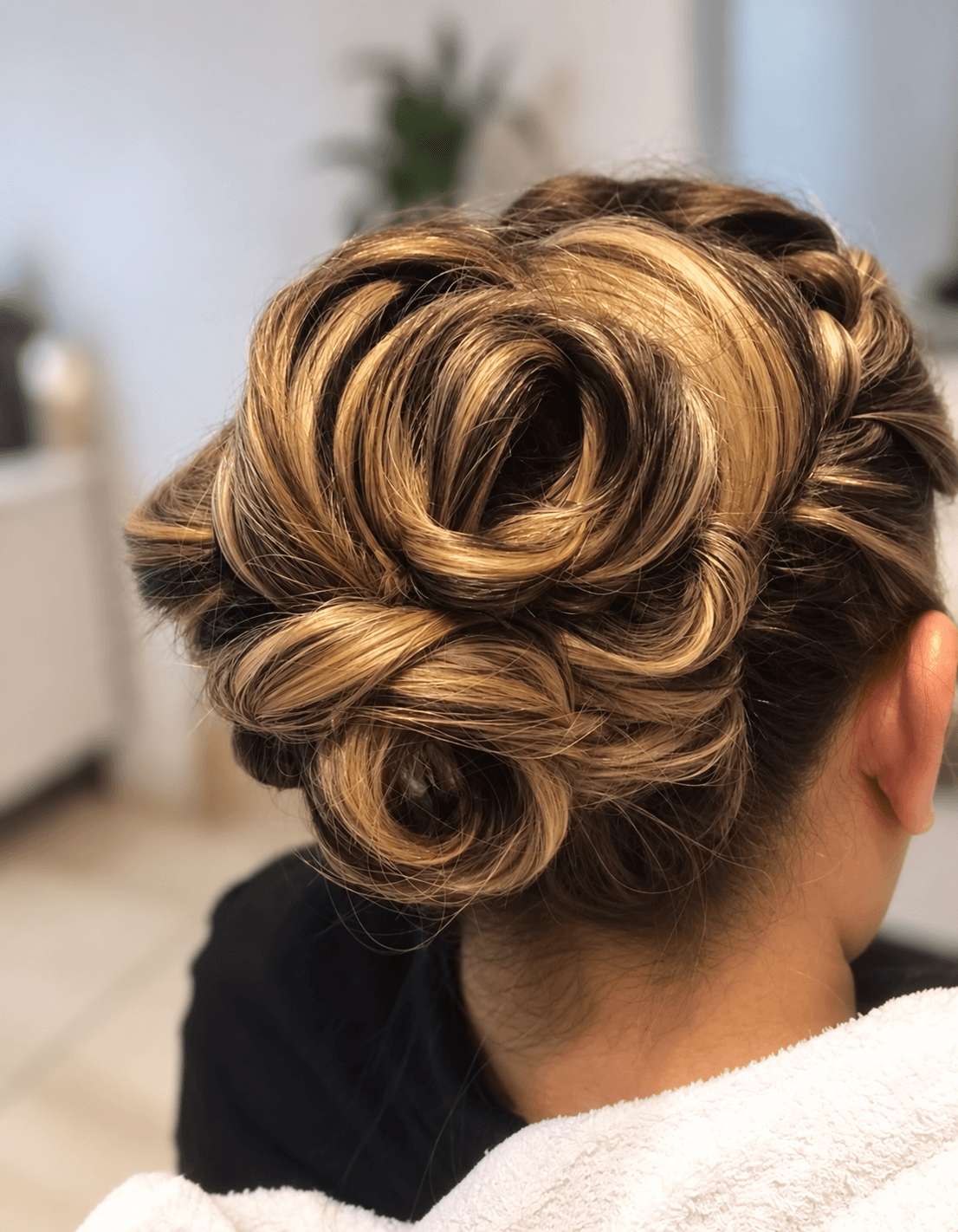 Penteado elaborado com coque e mechas iluminadas no Cleide Beauty Salão